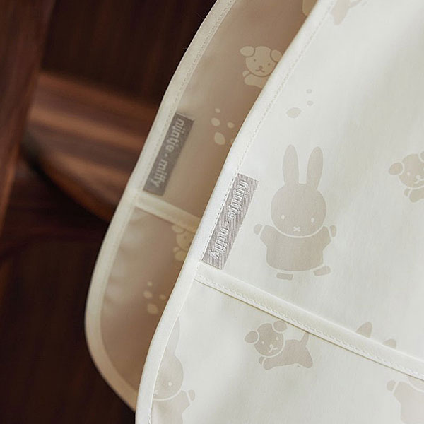 Set van 2 waterproof slabbetjes van Jollein met Nijntje & Snuffy print en opvangbakje