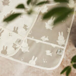 Set van 2 waterproof slabbetjes van Jollein met Nijntje & Snuffy print en opvangbakje