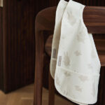 Set van 2 waterproof slabbetjes van Jollein met Nijntje & Snuffy print en opvangbakje