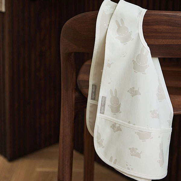 Set van 2 waterproof slabbetjes van Jollein met Nijntje & Snuffy print en opvangbakje