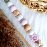 Speenkoord Daisy in lila, wit en hout met bloemkraal en houten clip van Happy by Lies