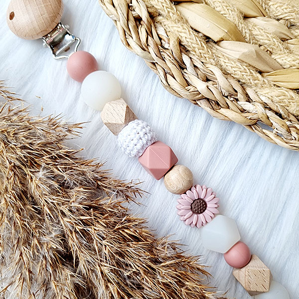 Speenkoord Daisy Powderblush roze met bloemkraal en houten clip van Happy by Lies