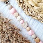 Speenkoord Dewi van Happy by Lies met roze en zandtinten en hartkraal. Met houten clip. Voor speen of bijtring.