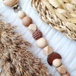 Speenkoord Leah in bruintinten met maanvormige kraal en houten clip van Happy by Lies