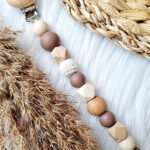 Speenkoord Loua in bruintinten met houten, siliconen en gebreide kralen van Happy by Lies