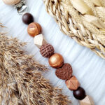 Speenkoord Maud met koperkleurige kralen en bruin hartje van Happy by Lies