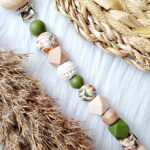 Speenkoord Max groen met jungle kralen en houten clip van Happy by Lies