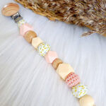 Speenkoord Milou in perzik, zalm en wit met houten clip en kralen van Happy by Lies