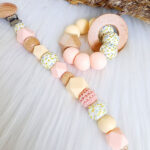 Speenkoord Milou in perzik, zalm en wit met houten clip en kralen van Happy by Lies