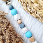Speenkoord Noah in blauw grijs en wit met houten clip van Happy by Lies