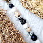 Speenkoord Pien zwart wit met zebrakralen en houten clip van Happy by Lies