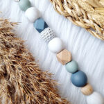 Happy by Lies speenkoord Sev met kralen in wit, gemarmerd blauw en houtkleur