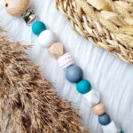 Speenkoord Jens turquoise grijs wit met houten clip van Happy by Lies