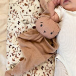 Set van 2 Nuuroo Ado knuffeldoeken in crème en roze, gemaakt van biologisch katoen