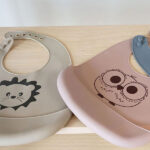 Nuuroo Alfie siliconen slabbetjes Lead met pandaprint, set van 2