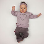 Frogs and Dogs sweater Follow Your Heart Nirvana met groot hart op de voorkant en drukknoopjes op de schouder