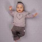 Frogs and Dogs sweater Follow Your Heart Nirvana met groot hart op de voorkant en drukknoopjes op de schouder