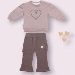 Frogs and Dogs sweater Follow Your Heart Nirvana met groot hart op de voorkant en drukknoopjes op de schouder