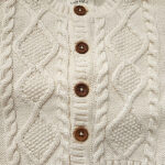 Showmodel Frogs and Dogs gebreid vestje Off White met kabelmotief en lichte verkleuring bij houten knoopjes