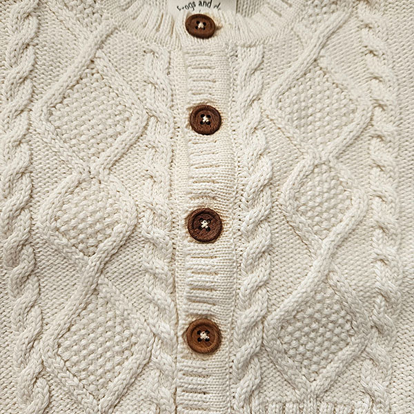 Showmodel Frogs and Dogs gebreid vestje Off White met kabelmotief en lichte verkleuring bij houten knoopjes