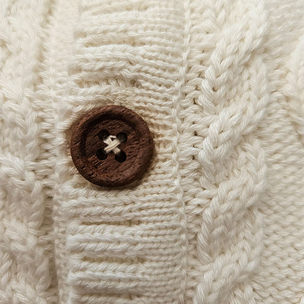 Showmodel Frogs and Dogs gebreid vestje Off White met kabelmotief en lichte verkleuring bij houten knoopjes