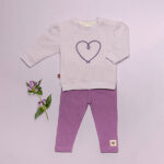 Frogs and Dogs baby & peutersweater lila met hartje en drukknoopjes t/m maat 86 op de schouder