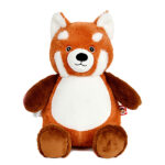 Cubbies knuffel Fu Bao rode panda met roodbruin lichaam, bruine poten en gestreepte staart