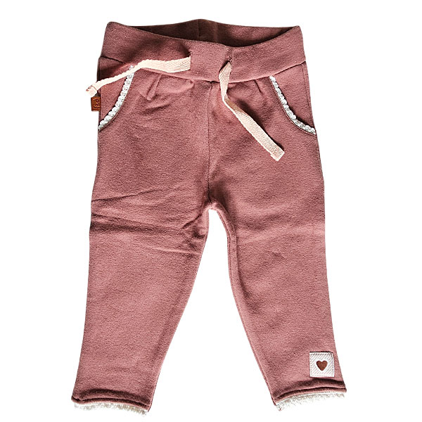 Stijlvol Frogs and Dogs broekje in burlwood uit de Beautiful Hearts collectie. Comfortabel katoen met zakjes, striklint en lief hartjesdetail.