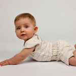 Frogs and Dogs baby & peuter zomerpakje crème met lila strepen, polokraag en elastische taille met striklint