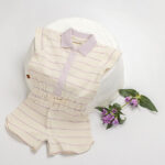 Frogs and Dogs baby & peuter zomerpakje crème met lila strepen, polokraag en elastische taille met striklint