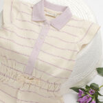 Frogs and Dogs baby & peuter zomerpakje crème met lila strepen, polokraag en elastische taille met striklint