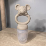 Set van 2 Nuuroo fruitfopspenen in Cobblestone en Woodrose met muismotief en beschermkap