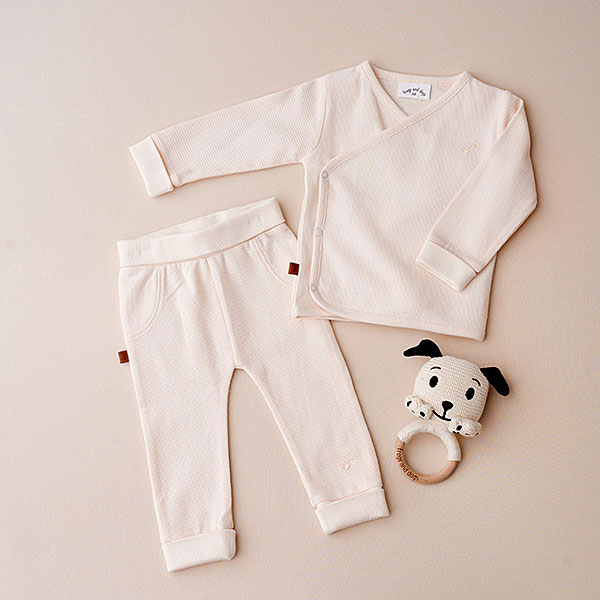 Frogs and Dogs Waffle Organic set met overslagshirtje en broekje in crème kleur met wafelmotief en pootafdrukjes