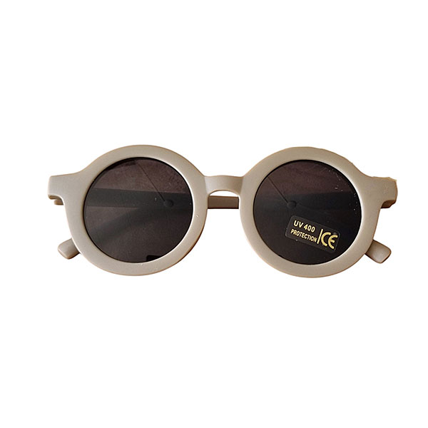Ronde kinderzonnebril van Rammelaartje in effen taupe met UV400 bescherming