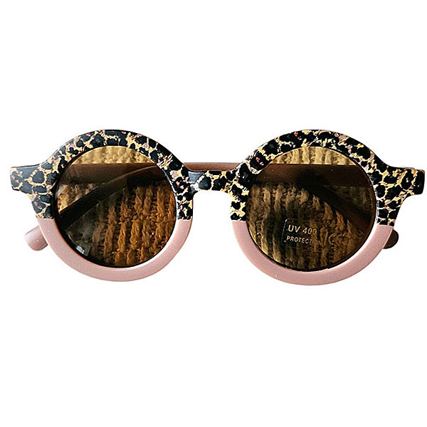 Kinderzonnebril van Rammelaartje met gedrukt luipaardpatroon en oudroze montuur, UV400 glazen
