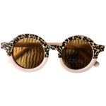 Kinderzonnebril met zachtroze montuur en gedrukt luipaardmotief van Rammelaartje, UV400 bescherming