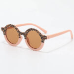 Kinderzonnebril met zachtroze montuur en gedrukt luipaardmotief van Rammelaartje, UV400 bescherming