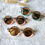 Kinderzonnebril met zachtroze montuur en gedrukt luipaardmotief van Rammelaartje, UV400 bescherming