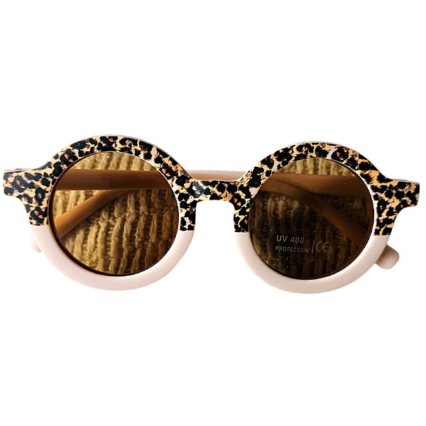 Kinderzonnebril met zachtroze montuur en gedrukt luipaardmotief van Rammelaartje, UV400 bescherming
