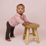 Frogs and Dogs flair pants baby & peuter Seal Brown met geborduurd strikje en uitlopende pijpjes