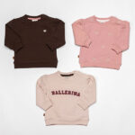 Frogs and Dogs baby en peutersweater sepia rose met strikjes en drukknoopjes op de schouder