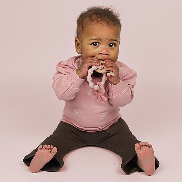 Frogs and Dogs baby en peutersweater sepia rose met strikjes en drukknoopjes op de schouder