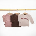 Frogs and Dogs baby & peutersweater Seal Brown met geborduurd kroontje en drukknoopjes op de schouder t/m maat 86