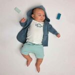 Frogs and Dogs baby & peuter hoodie jacket in Goblin Blue met capuchon en dino patch uit de Nice Team collectie.