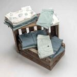 Frogs and Dogs baby & peutershort met all-over dino print in White Alyssum uit de Nice Team collectie.