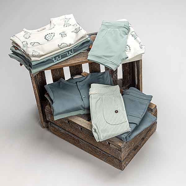 Frogs and Dogs baby & peutershort met all-over dino print in White Alyssum uit de Nice Team collectie.