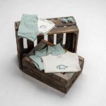 Frogs and Dogs baby & peutershort met all-over dino print in White Alyssum uit de Nice Team collectie.