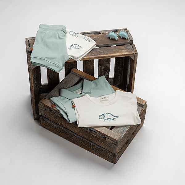 Frogs and Dogs baby & peutershort met all-over dino print in White Alyssum uit de Nice Team collectie.
