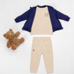 Frogs and Dogs baby & peutershirt Smoke Gray met geborduurd F&D-logo en drukknoopjes op de schouder.