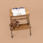 Frogs and Dogs baby & peutershirt Smoke Gray met geborduurd F&D-logo en drukknoopjes op de schouder.